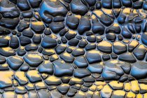 Fond texturé rugueux de roches sédimentaires de couleurs bleues et jaunes avec une surface inégale — Photo de stock
