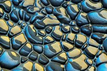 Грубий текстурований фон гірських осадових порід синьо-жовтих кольорів з нерівною поверхнею — стокове фото