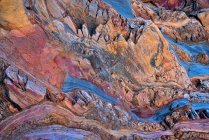 Rude fond texturé de roche sédimentaire de couleurs bleu et rose avec surface inégale — Photo de stock
