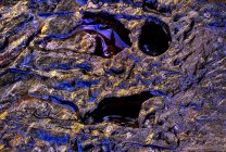 Fundo texturizado áspero de rocha sedimentar de cores azuis e rosa com superfície desigual — Fotografia de Stock
