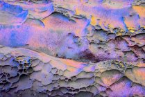 Sfondo ruvido strutturato di roccia sedimentaria di colori blu e rosa con superficie irregolare — Foto stock