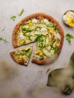 Vista superior de sabrosa pizza con hojas de rúcula sobre queso mozzarella derretido con semillas de sésamo negro - foto de stock