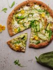 Вид на вкусную пиццу с листьями рукколы на расплавленном сыре моцарелла с черными семенами кунжута — стоковое фото