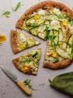 Vista superior da pizza saborosa com folhas de arugula no queijo mussarela derretido com sementes de gergelim preto — Fotografia de Stock