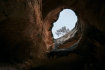 De baixo da vista surpreendente da caverna no monte rochoso Arabi em Murcia — Fotografia de Stock