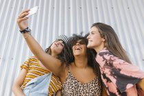 Drei schöne junge Frauen verschiedener Rassen mit ihren langen Brettern — Stockfoto
