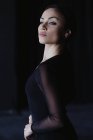 Jeune femme gracieuse en tenue noire dansant le flamenco et détournant les yeux — Photo de stock