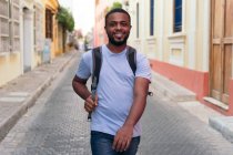 Schwarzer Mann trägt Rucksack bei Stadtspaziergang — Stockfoto