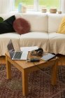 Gravador de áudio e fones de ouvido colocados em mesa de madeira com laptop e notebook para gravação de podcast em casa — Fotografia de Stock