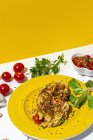 Deliciosa omelete com salsa picada na placa contra o sol tomates secos e cebola vermelha crua em dois fundo de cor — Fotografia de Stock