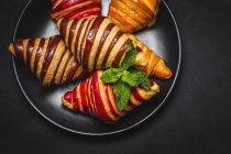De cima de croissants doces variados servidos na cesta na mesa para o café da manhã — Fotografia de Stock