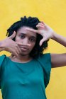 Schwarze Frau mit Afro-Frisur in der Stadt — Stockfoto