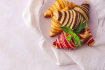 Dall'alto di croissant dolci assortiti serviti in cesto sul tavolo per la colazione — Foto stock