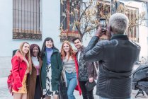 Visão traseira de homem negro irreconhecível tirar foto de companhia de amigos multirraciais de pé na rua juntos — Fotografia de Stock