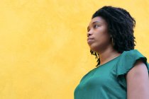 Schöne junge Frau mit Afro auf der Straße — Stockfoto