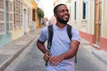 Afroamerikaner trägt Rucksack beim Stadtbummel — Stockfoto