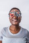 Black woman in optometry cabinet during study of the eyesight — Stock Photo