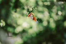 Мрійлива руда жінка охолоджує в зеленому парку і насолоджується літніми вихідними з закритими очима — стокове фото