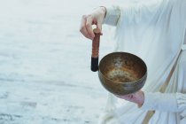 Женщина на поле, играющая в чашу с деревянным нападающим во время духовной практики — стоковое фото