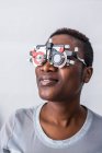 Femme noire dans le cabinet d'optométrie pendant l'étude de la vue — Photo de stock