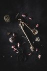 Dall'alto bouquet di spicchi d'aglio viola freschi collocati su sfondo scuro — Foto stock