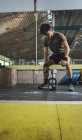 Asiatico uomo formazione spalle e braccia con pesante kettlebells in palestra durante funzionale allenamento e guardando lontano — Foto stock