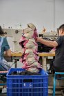 Détail du travailleur faisant leur travail à l'usine de chaussures chinoise — Photo de stock