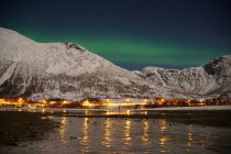 Spectaculaires aurores boréales vertes à Tromso — Photo de stock