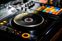 Зверху професійний двоканальний DJ-контролер для виступів, включаючи музичну імпровізацію на концерті в сучасному нічному клубі — стокове фото