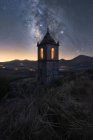 Erstaunliche Landschaft mit alter Steinkapelle im bergigen Tal unter Abendhimmel mit Milchstraße und Sonnenuntergang — Stockfoto