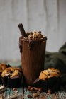Vista frontale del frullato vegano al cacao con deliziosi muffin — Foto stock