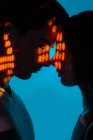 Imagen artística de pareja cariñosa mostrando amor bajo luces de proyector - foto de stock