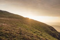 Spettacolare scenario del luminoso tramonto del cielo serale sulla catena montuosa del Galles — Foto stock