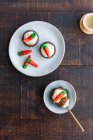 Teller von oben mit leckeren Gemüse-Cupcakes mit kleiner Möhren-Dekoration auf dem Holztisch — Stockfoto