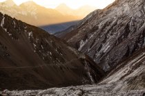 Montanhas rochosas do Himalaia cobertas de neve com luz laranja brilhante no Nepal — Fotografia de Stock