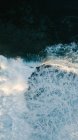 Drone vista de fundo abstrato de ondas marinhas espumosas de cor turquesa rolando ao longo da costa — Fotografia de Stock