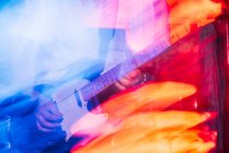 Unscharfe Szene eines Gitarristen, der eine E-Gitarre auf der Bühne spielt — Stockfoto