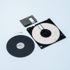Angle élevé de pièces de disquette à l'ancienne disposées sur fond bleu — Photo de stock