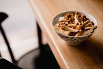 Керамічна миска з юмі Лу Ру Фан тарілкою з тофу на столі в кафе. — стокове фото