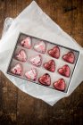 Draufsicht auf süße bunte Schokoladenbonbons in Schachtel auf Holztisch gelegt — Stockfoto