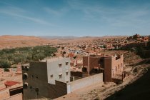 Maisons minables d'une authentique ville islamique située près des collines par temps nuageux à Marrakech, Maroc — Photo de stock