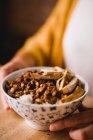 Keramische Schale mit leckerem Lu Rou Fan Gericht mit Tofu auf dem Tisch im Café platziert — Stockfoto
