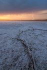 Vue panoramique du lagon salé situé près de la mer à Penahueca sous le soleil couchant — Photo de stock