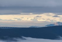 Paisaje tranquilo con cordillera cubierta de niebla contra el cielo nublado de la mañana en el Parque Nacional Guadarrama en Madrid, España - foto de stock