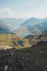 Paesaggio pittoresco di stagni blu circondati da montagne rocciose nella giornata di sole in Galles — Foto stock