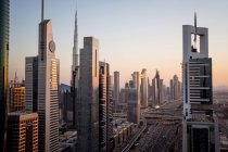 Straordinario skyline di torri moderne della città di Dubai visto da alto punto di vista al tramonto con cielo limpido — Foto stock