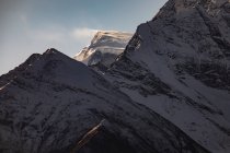 Veduta pittoresca di rocce grezze coperte di neve in inverno in Himalaya in Nepal — Foto stock