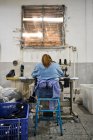 Dettaglio del lavoratore che fa cucito alla fabbrica di scarpe cinese — Foto stock