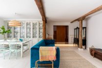 Wohnzimmereinrichtung moderner gemütlicher Wohnung mit blauem Sofa — Stockfoto