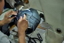 Detail von Arbeiterhänden beim Nähen in das Leder der Schuhe in der chinesischen Schuhfabrik — Stockfoto